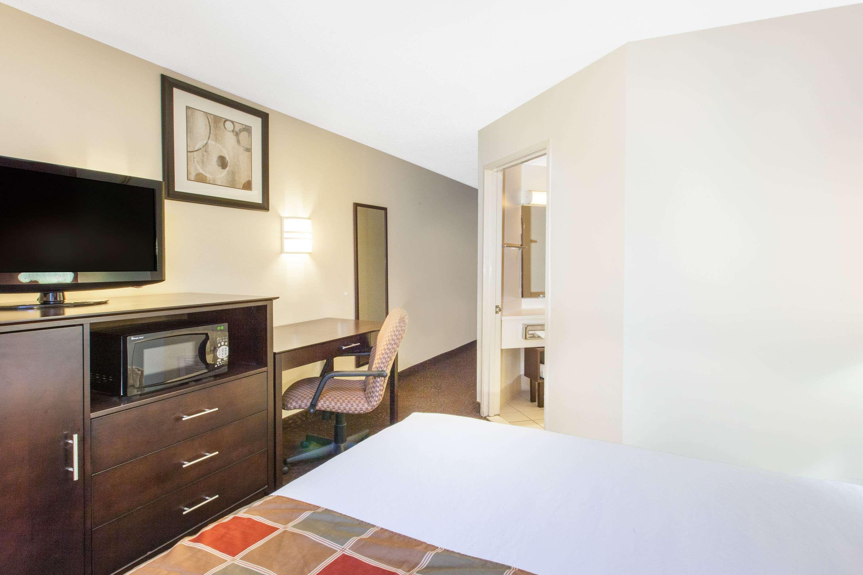 Travelodge By Wyndham Romulus Detroit Airport Exterior foto