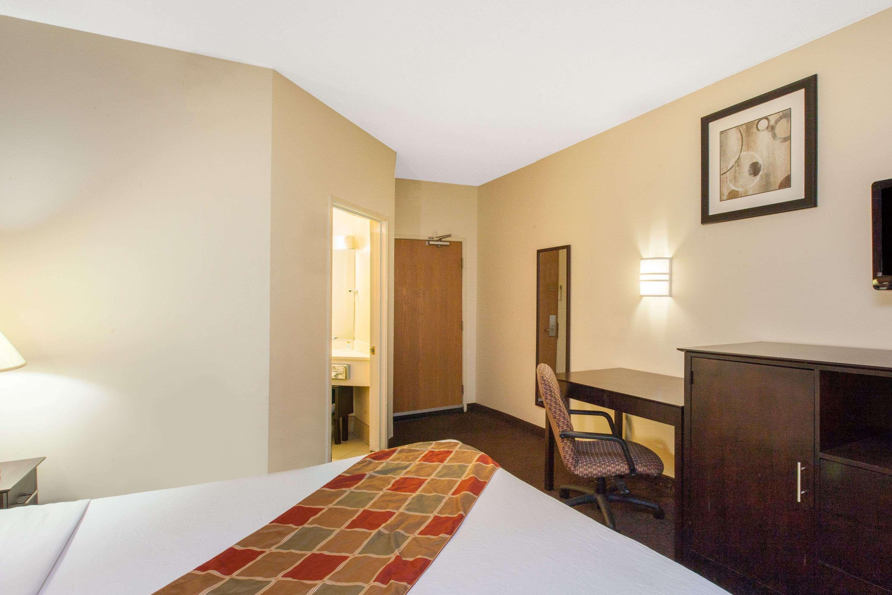Travelodge By Wyndham Romulus Detroit Airport Exterior foto